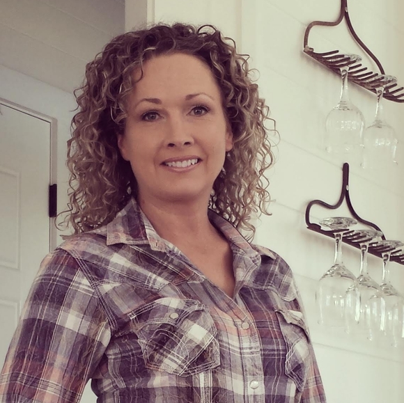 Meet your Posher, Nicole - Picture 1 of 1